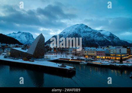 Partenza la mattina presto ad Andalsnes, Norvegia, con la crociera di Natale. Foto Stock