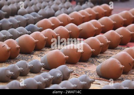 potter è sotto il sole scavato nella talako Tole o la cosiddetta piazza della ceramica a bhaktapur Foto Stock