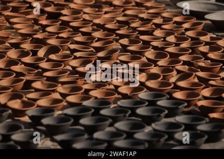 potter si trova sotto il sole nella talako Tole o nella cosiddetta piazza della ceramica. a bhaktapur Foto Stock