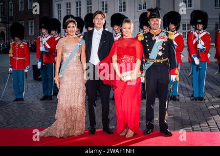 Foto - la Principessa ereditaria Maria, il Principe Cristiano, la Principessa Isabella e il Principe ereditario Frederik arrivano al Teatro reale prima della celebrazione di gala del 50° anniversario della Regina, a Copenaghen, Danimarca, sabato 10 settembre 2022. La regina danese Margrethe ha annunciato nel suo discorso di Capodanno che abdicherà il 14 gennaio 2024. Il principe ereditario Frederik prenderà il suo posto e diventerà re Frederik il decimo di Danimarca. Allo stesso tempo, il principe Cristiano diventerà il principe ereditario di Danimarca. Foto Stock