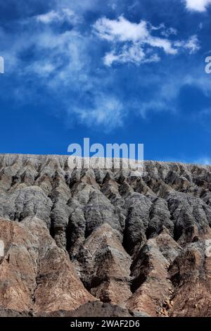 Dettaglio dei calanchi di erosione dell'acqua sul lato di un grande cumulo di residui di scarto provenienti dalle miniere vicine alla periferia di Potosi, Bolivia Foto Stock