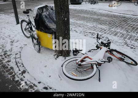 Copenaghen, Danimarca /04 gennaio 2024/caduta di neve e clima freddo capitale danese.. (Foto: Francis Joseph Dean/Dean Pictures) Foto Stock