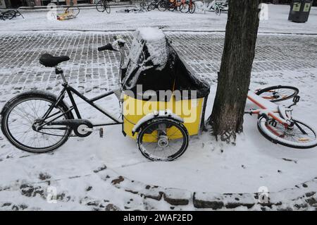 Copenaghen, Danimarca /04 gennaio 2024/caduta di neve e clima freddo capitale danese.. (Foto: Francis Joseph Dean/Dean Pictures) Foto Stock