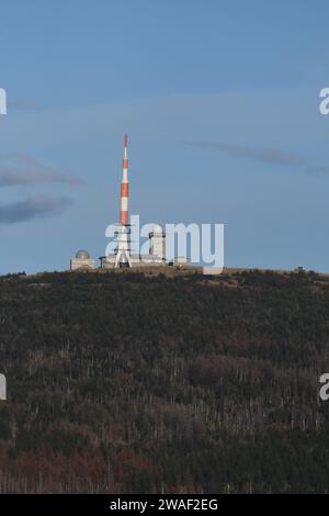 Radio torre e gli edifici sulla cima del monte Brocken sotto il cielo blu nelle montagne Harz Foto Stock