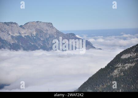 Montagne nella terra di Berchtesgadener, Alpi in Baviera, sommerse dalle nuvole Foto Stock