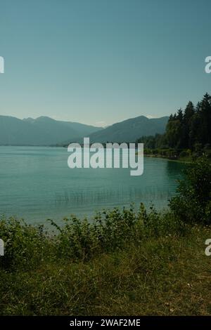 Vista panoramica e riva al Tegernsee in Baviera in Germania Foto Stock