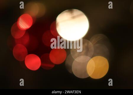 Uno sfondo sfocato festivo con un albero di Natale illuminato da luci scintillanti Foto Stock