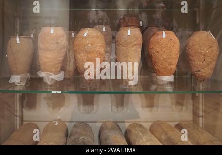 TORINO, ITALIA - DICEMBRE 2022 CIRCA: Barattoli di birra al Museo Egizio Museo Egizio Foto Stock