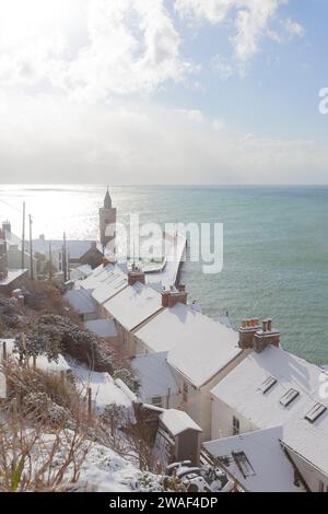 Tetti innevati a Porthleven, Cornovaglia | Bestia da Oriente Foto Stock