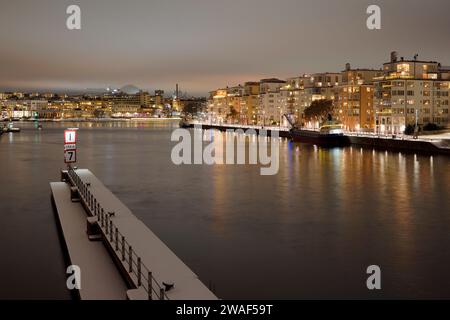 Cielo e acqua bellissimi di notte, Stoccolma, Svezia Foto Stock