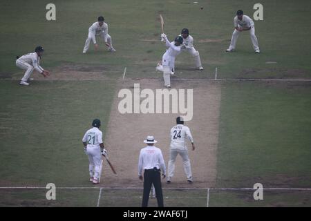 Il bengalese Mominul Haque batte durante il secondo test Day Four del Bangladesh-nuova Zelanda allo Sher-e-Bangla National Cricket Stadium, Mirpur, Dacca, Bangla Foto Stock