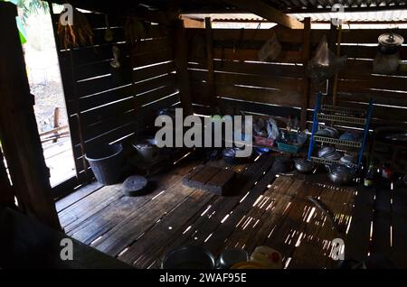 Sala cucina interna di un'antica casa in legno o antica casa in legno nel villaggio di Ban Taphoen Khi Karen in cima al monte Khao Thewada per riposare i peperoni thailandesi Foto Stock