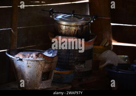 Sala cucina interna di un'antica casa in legno o antica casa in legno nel villaggio di Ban Taphoen Khi Karen in cima al monte Khao Thewada per riposare i peperoni thailandesi Foto Stock