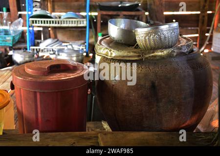 Sala cucina interna di un'antica casa in legno o antica casa in legno nel villaggio di Ban Taphoen Khi Karen in cima al monte Khao Thewada per riposare i peperoni thailandesi Foto Stock