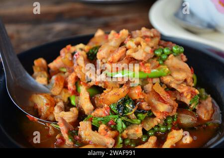 Menu gourmet tradizionale con cibo selvaggio tailandese o cucina nella giungla per i viaggiatori che desiderano mangiare bere servito agli ospiti al tavolo in un ristorante locale Foto Stock