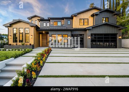 Una moderna casa a due piani con un cortile sul retro Foto Stock