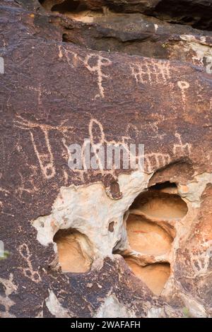 Incisioni rupestri sul Petroglyph Wall Trail, Red Rock Canyon National Conservation area, Nevada Foto Stock