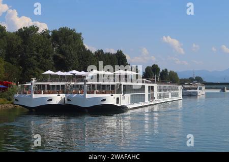 Diverse navi da crociera sulle rive del fiume (Breisach, alta Valle del Reno, Germania) Foto Stock