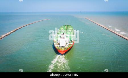 Una grande nave da carico che naviga nelle acque aperte della costa del Texas. Port Aransas, canale di Corpus Christi Foto Stock