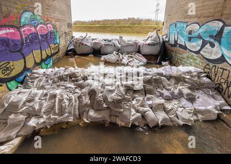 4 gennaio 2024, Assia, Gießen: Sacchi di sabbia all'ingresso di un sottopassaggio B429 per impedire l'ingresso dell'acqua alluvionale. Il Lahn di Giessen ha fatto esplodere le sue banche. Foto: Christian Lademann/dpa Foto Stock