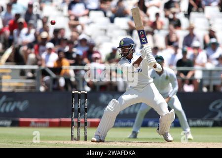 CITTÀ DEL CAPO, SUDAFRICA - 04 GENNAIO: Shreyas Iyer dell'India attacca una consegna durante il giorno 2 del 2° test match tra Sudafrica e India al Newlands Cricket Ground il 4 gennaio 2024 a città del Capo, in Sudafrica. Foto di Shaun Roy/Alamy Live News Foto Stock