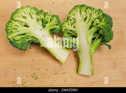 Due metà di broccoli verdi freschi su tavola di legno. Una verdura appetitosa per una dieta sana. Foto Stock