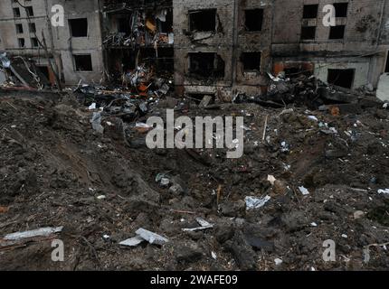 Kiev, Ucraina. 2 gennaio 2024. Vista di edifici residenziali danneggiati a seguito di un attacco missilistico da parte dell'esercito russo. (Foto di Maksym Polishchuk/SOPA Images/Sipa USA) credito: SIPA USA/Alamy Live News Foto Stock