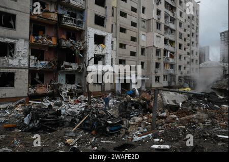 Kiev, Ucraina. 2 gennaio 2024. Vista di edifici residenziali danneggiati a seguito di un attacco missilistico da parte dell'esercito russo. (Foto di Maksym Polishchuk/SOPA Images/Sipa USA) credito: SIPA USA/Alamy Live News Foto Stock