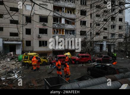 Kiev, Ucraina. 2 gennaio 2024. I soccorritori vengono visti nell'edificio residenziale a più piani danneggiato a seguito di un attacco missilistico da parte dell'esercito russo. (Immagine di credito: © Maksym Polishchuk/SOPA Images via ZUMA Press Wire) SOLO USO EDITORIALE! Non per USO commerciale! Foto Stock