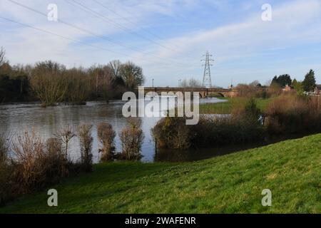 Il fiume dove a Hatton Derbyshire dopo aver rotto le sue sponde a seguito della tempesta Henk che colpì il Regno Unito all'inizio di gennaio 2024 Foto Stock