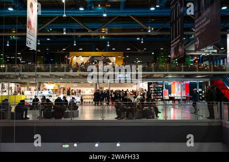 Le hall et la librairie du centre Georges Pompidou, à Parigi. Parigi, Francia; le 10 décembre 2023 (foto Grégoire campione) Foto Stock