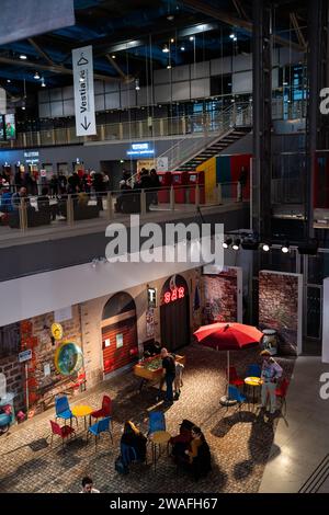 Le hall du centre Georges Pompidou, à Parigi. Parigi, Francia; le 10 décembre 2023 (foto Grégoire campione) Foto Stock