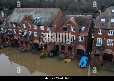 Bridgnorth, Shropshire, 4 gennaio 2024 - le inondazioni di Storm Henk continuano a colpire le aree lungo il fiume Severn. Bridgnorth ha anche visto devastanti allagamenti con campi da rugby sotto diversi piedi e lappatura d'acqua alle gomme di una muscle car americana. Il venerdì mattina, i livelli dei fiumi raggiungono livelli molto vicini a livelli record. Credito: Stop Press Media/Alamy Live News Foto Stock