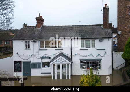 Bridgnorth, Shropshire, 4 gennaio 2024 - le inondazioni di Storm Henk continuano a colpire le aree lungo il fiume Severn. Bridgnorth ha anche visto devastanti allagamenti con campi da rugby sotto diversi piedi e lappatura d'acqua alle gomme di una muscle car americana. Il venerdì mattina, i livelli dei fiumi raggiungono livelli molto vicini a livelli record. Credito: Stop Press Media/Alamy Live News Foto Stock