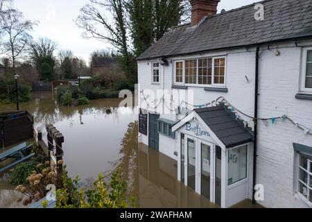 Bridgnorth, Shropshire, 4 gennaio 2024 - le inondazioni di Storm Henk continuano a colpire le aree lungo il fiume Severn. Bridgnorth ha anche visto devastanti allagamenti con campi da rugby sotto diversi piedi e lappatura d'acqua alle gomme di una muscle car americana. Il venerdì mattina, i livelli dei fiumi raggiungono livelli molto vicini a livelli record. Credito: Stop Press Media/Alamy Live News Foto Stock