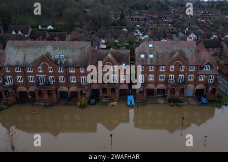 Bridgnorth, Shropshire, 4 gennaio 2024 - le inondazioni di Storm Henk continuano a colpire le aree lungo il fiume Severn. Bridgnorth ha anche visto devastanti allagamenti con campi da rugby sotto diversi piedi e lappatura d'acqua alle gomme di una muscle car americana. Il venerdì mattina, i livelli dei fiumi raggiungono livelli molto vicini a livelli record. Credito: Stop Press Media/Alamy Live News Foto Stock