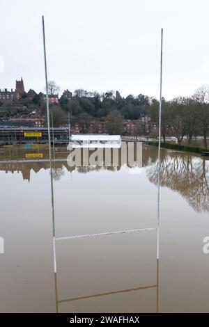 Bridgnorth, Shropshire, 4 gennaio 2024 - le inondazioni di Storm Henk continuano a colpire le aree lungo il fiume Severn. Bridgnorth ha anche visto devastanti allagamenti con campi da rugby sotto diversi piedi e lappatura d'acqua alle gomme di una muscle car americana. Il venerdì mattina, i livelli dei fiumi raggiungono livelli molto vicini a livelli record. Credito: Stop Press Media/Alamy Live News Foto Stock