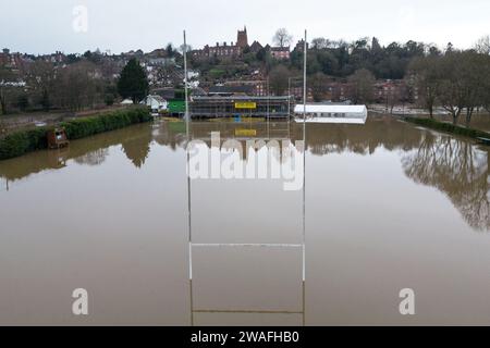 Bridgnorth, Shropshire, 4 gennaio 2024 - le inondazioni di Storm Henk continuano a colpire le aree lungo il fiume Severn. Bridgnorth ha anche visto devastanti allagamenti con campi da rugby sotto diversi piedi e lappatura d'acqua alle gomme di una muscle car americana. Il venerdì mattina, i livelli dei fiumi raggiungono livelli molto vicini a livelli record. Credito: Stop Press Media/Alamy Live News Foto Stock