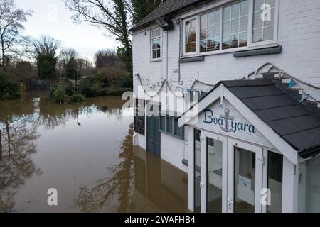 Bridgnorth, Shropshire, 4 gennaio 2024 - le inondazioni di Storm Henk continuano a colpire le aree lungo il fiume Severn. Bridgnorth ha anche visto devastanti allagamenti con campi da rugby sotto diversi piedi e lappatura d'acqua alle gomme di una muscle car americana. Il venerdì mattina, i livelli dei fiumi raggiungono livelli molto vicini a livelli record. Credito: Stop Press Media/Alamy Live News Foto Stock