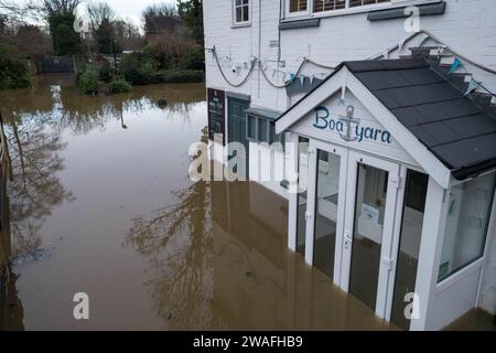 Bridgnorth, Shropshire, 4 gennaio 2024 - le inondazioni di Storm Henk continuano a colpire le aree lungo il fiume Severn. Bridgnorth ha anche visto devastanti allagamenti con campi da rugby sotto diversi piedi e lappatura d'acqua alle gomme di una muscle car americana. Il venerdì mattina, i livelli dei fiumi raggiungono livelli molto vicini a livelli record. Credito: Stop Press Media/Alamy Live News Foto Stock