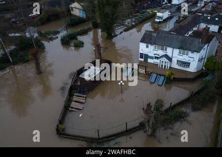 Bridgnorth, Shropshire, 4 gennaio 2024 - le inondazioni di Storm Henk continuano a colpire le aree lungo il fiume Severn. Bridgnorth ha anche visto devastanti allagamenti con campi da rugby sotto diversi piedi e lappatura d'acqua alle gomme di una muscle car americana. Il venerdì mattina, i livelli dei fiumi raggiungono livelli molto vicini a livelli record. Credito: Stop Press Media/Alamy Live News Foto Stock