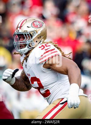 Il defensive lineman dei San Francisco 49ers Chase Young (92) in movimento dopo lo snap del pallone da parte dell'attacco contro i Washington Commanders a FedEx Foto Stock