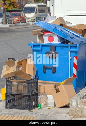 Traboccante di Dumpster in via Kavala Grecia Foto Stock