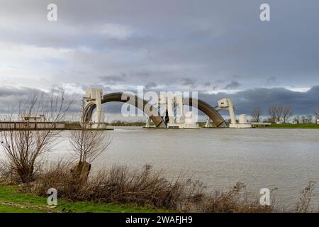 Dam e stazione di blocco Amerongen nel basso Reno vicino a Maurik nella provincia di Utrecht nei Paesi Bassi Foto Stock