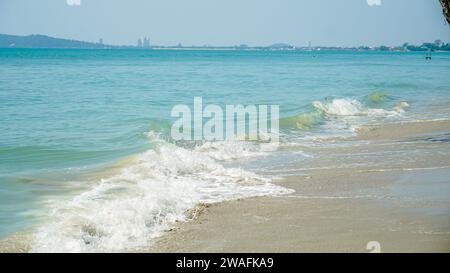 Potenti onde blu oceano con schiuma bianca. Primo piano dell'onda di rottura. Foto Stock
