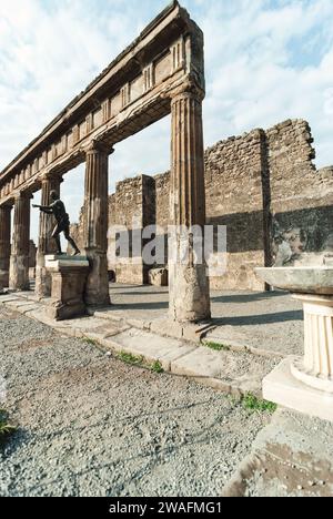 Le antiche rovine del tempio di Apollon a Pompei Foto Stock