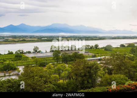 Paesaggio verde di Kaohsiung, Taiwan visto dal Tempio di Fo Guang Shan Foto Stock