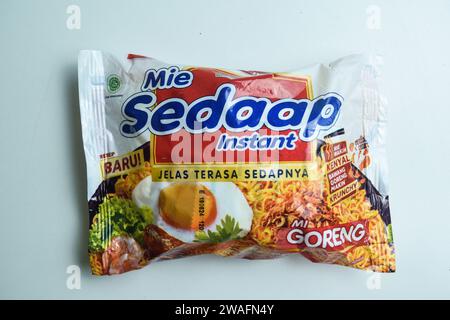 Mie Sedaap Instant Goreng', ovvero spaghetti fritti istantanei confezionati su coperchio in plastica, isolati su sfondo bianco. Bekasi, Indonesia, 4 gennaio 2023 Foto Stock