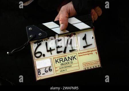 Dreharbeiten für die neue ZDF Neo serie Krank in der Räumlichkeiten der alten SEZ Sport- und Erholungszentrum a Berlino AM 28. Novembre 2023. Dreharbeiten für Die ZDF Neo serie Krank im alten SEZ *** le riprese della nuova serie ZDF Neo Krank nei locali del vecchio centro sportivo e ricreativo SEZ di Berlino il 28 novembre 2023 sono state riprese per la serie ZDF Neo Krank nella vecchia SEZ Foto Stock