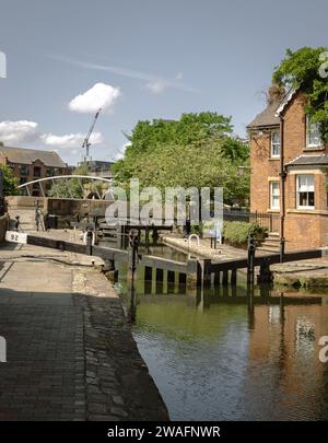 Una sezione del canale di Rochdale, che mostra la chiusa 92 e il ponte del canale 101 a Castlefield, Manchester. Tranquilla vista sul mare, canale con sentiero e serratura Foto Stock